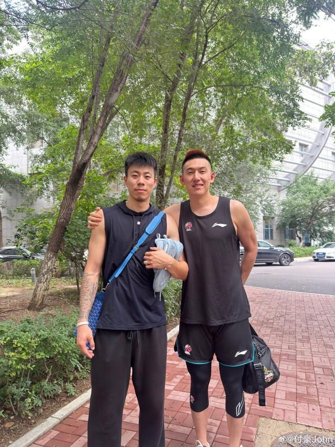 开云APP-付豪晒与张镇麟&amp;amp;刘雁宇等合照：人生总有很多分岔路口 祝开心顺利