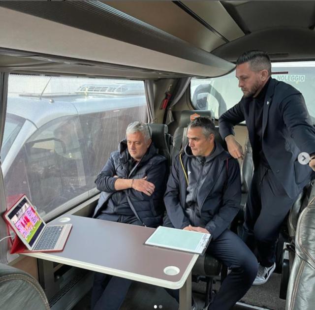 开云APP-禁赛无妨“大巴战术” 穆里尼奥场外庇佑极限绝杀