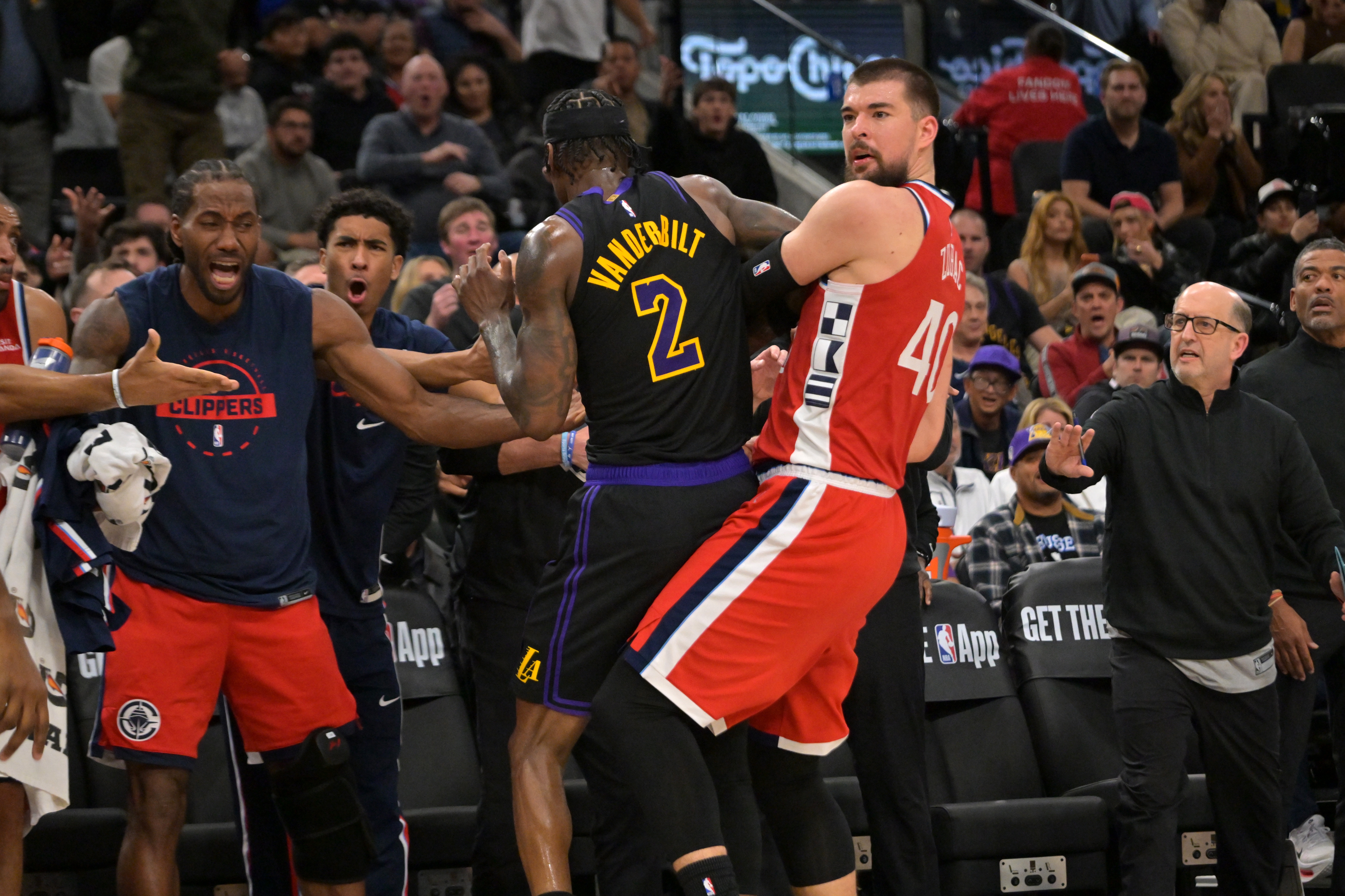 开云中文网-机器人都急了！范德彪&amp;祖巴茨冲突时 情绪稳定的小卡难得面目狰狞