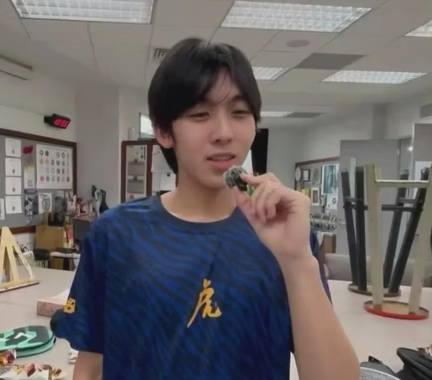 开云体育-林志颖儿子Kimi正脸照曝光！昔日萌娃长成180少年，颜值更随妈妈
